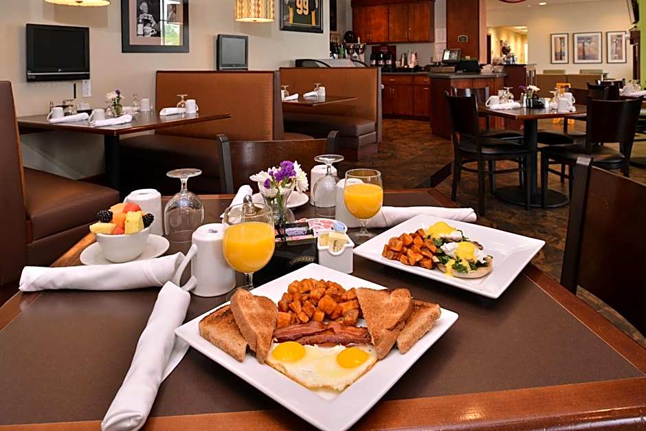 Holiday Inn Madison at The American Center By IHG