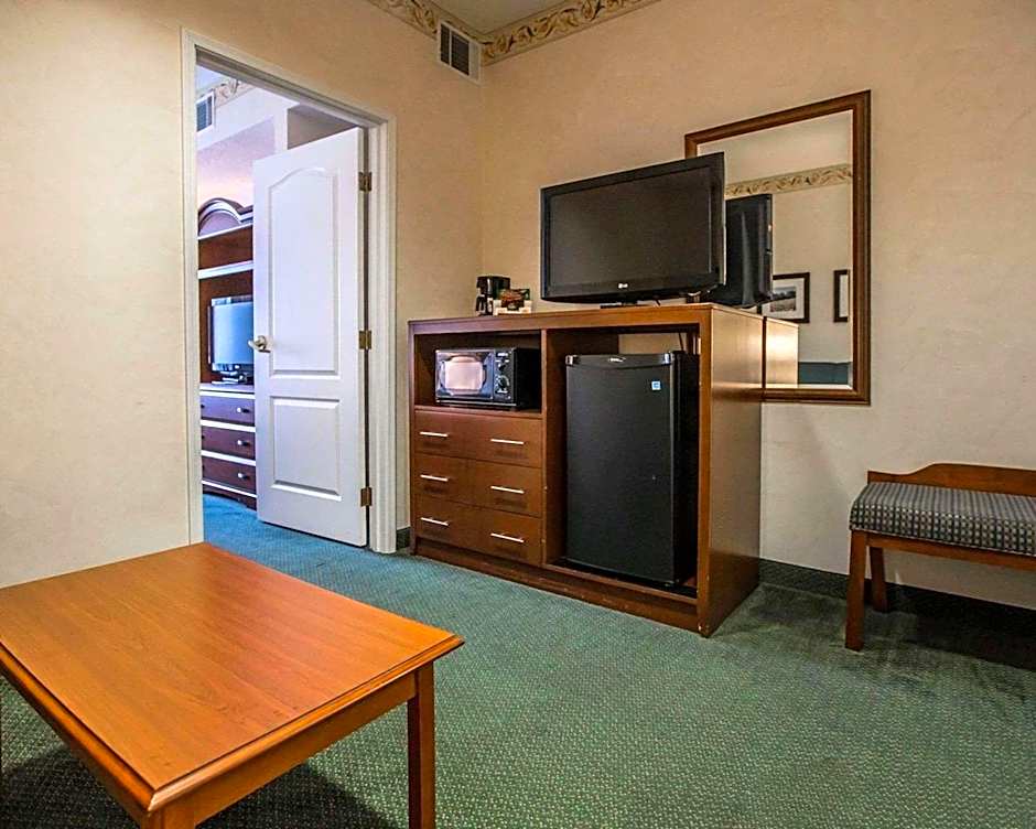 Quality Inn & Suites Dixon Near I-88