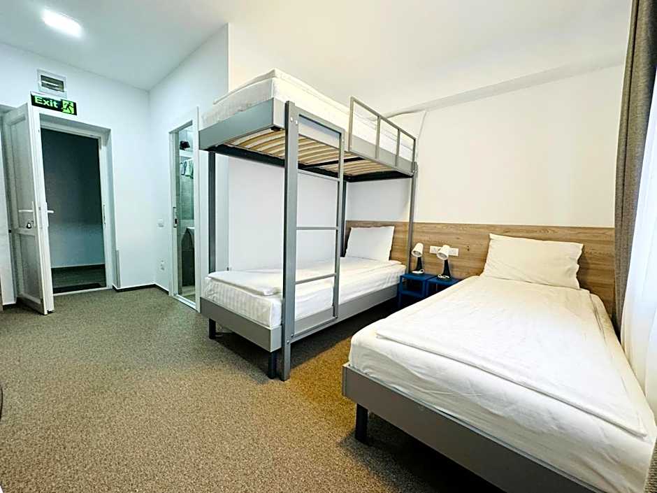 Foto 1 dari 4 — Triple Room with Private Bathroom
