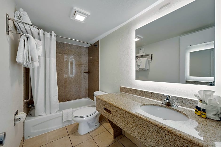 Best Western Plus Holiday Sands Inn & Suites