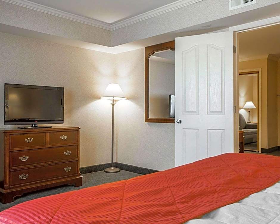 Clarion Inn & Suites At The Outlets Of Lake George