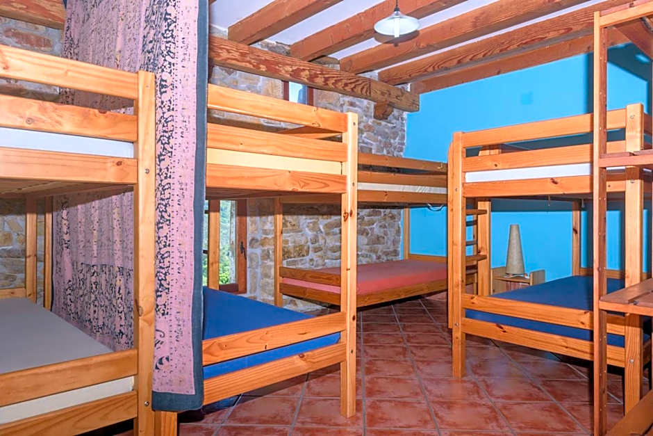 Conjunto Rural la Tejedora. Albergue y estudios familiares.