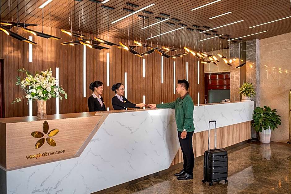 Van Phat Riverside Hotel