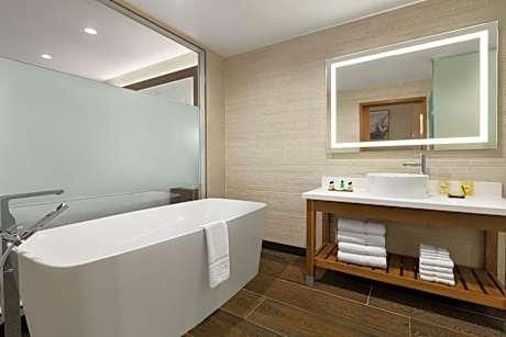 King Suite - Non-Smoking