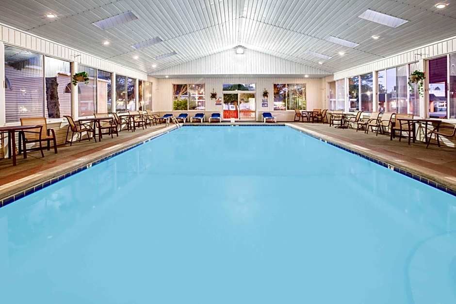 Super 8 by Wyndham Mackinaw City/Beachfront Area