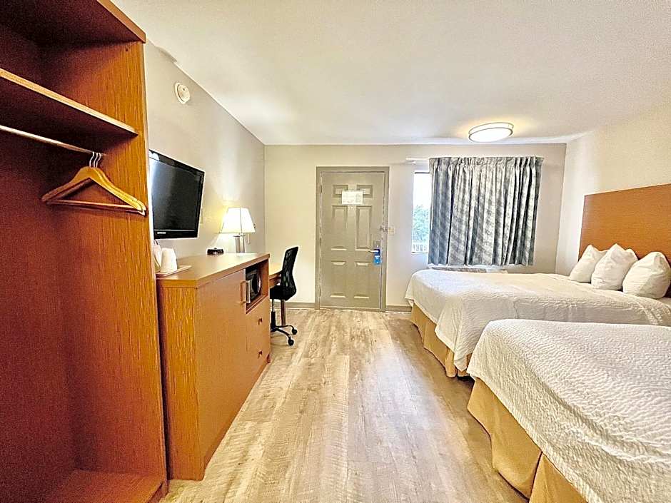 Days Inn & Suites by Wyndham Arlington Near Six Flags