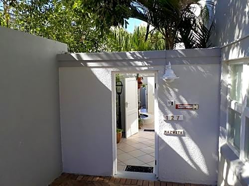 Hermanus Beachfront Lodge