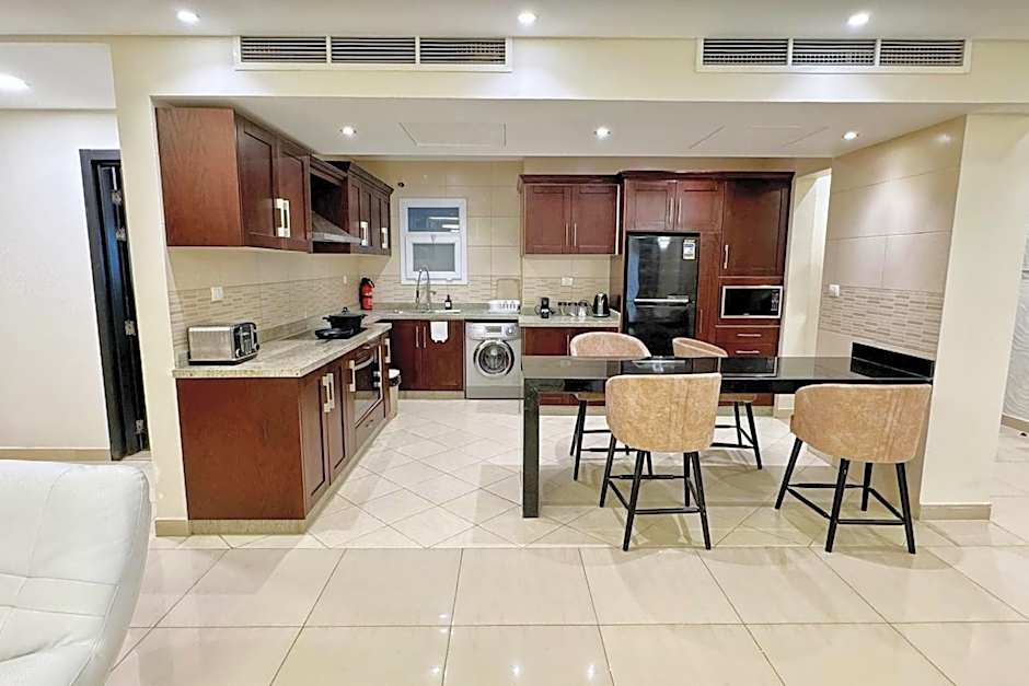 Calm & Classy 2BR - 5 min to Airport