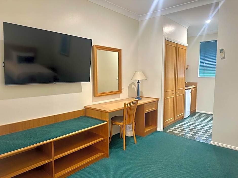 Young Federation Motor Inn and Services Club