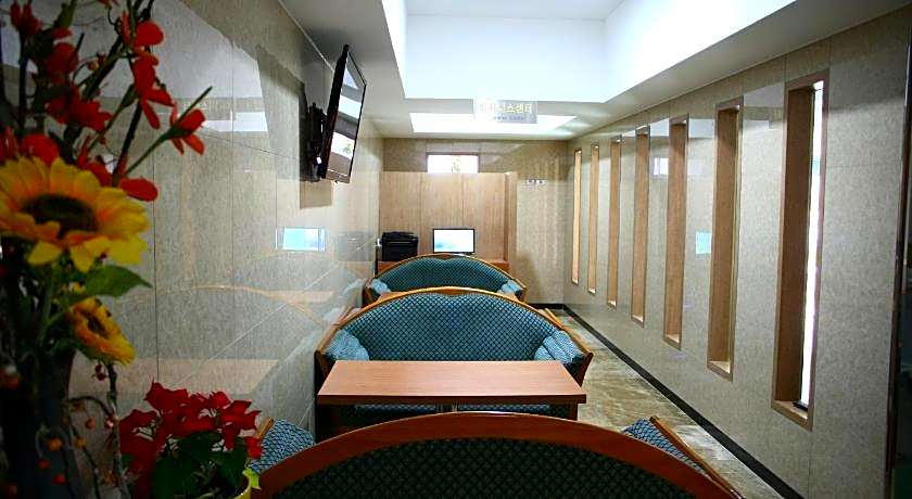 Metro Pol Tourist Hotel