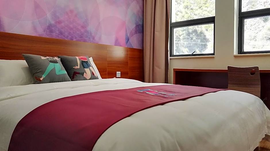 Photo 1 of 6 of PAI Huixuan Bed Room