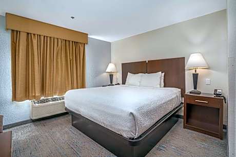 1 KING BED,NSMK,PILLOW,MICRFG,DESK,HISPD,COFMKR,FULL BREAKFAST