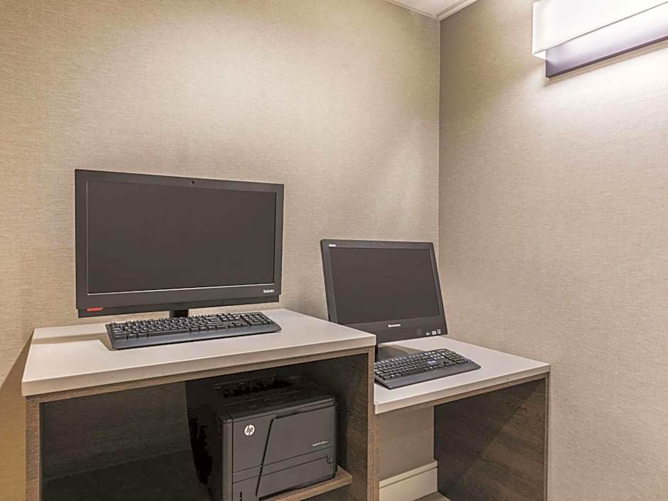 La Quinta Inn & Suites by Wyndham Austin at The Domain