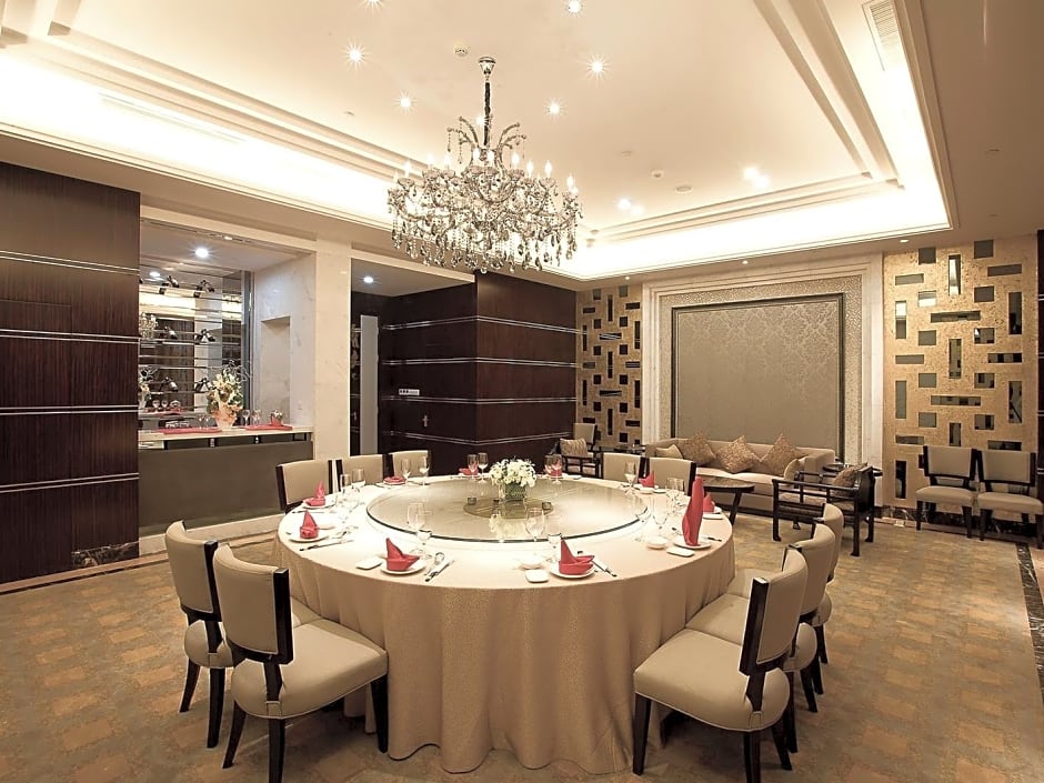 Longjiang Country Garden Phoenix Hotel