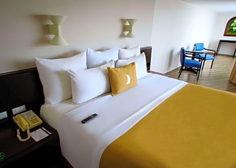 King Suite with Bath Tub - Non-Smoking