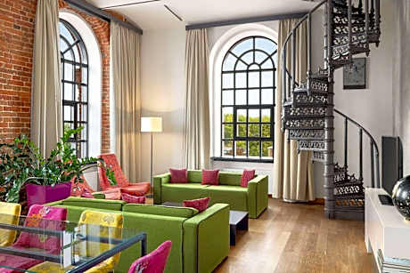 Deluxe Maisonette