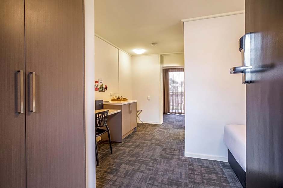 Nightcap at Shoppingtown Hotel