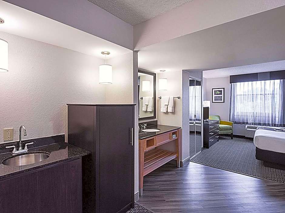 La Quinta Inn & Suites by Wyndham Plantation At Southwest 6th Street