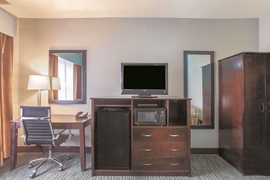 La Quinta Inn & Suites by Wyndham Knoxville East
