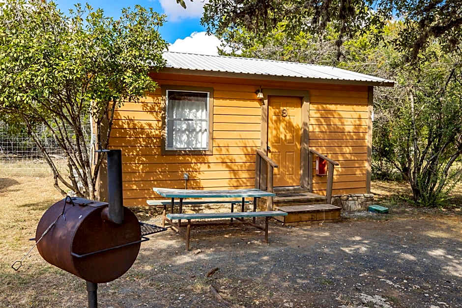 The Historic Leakey Inn