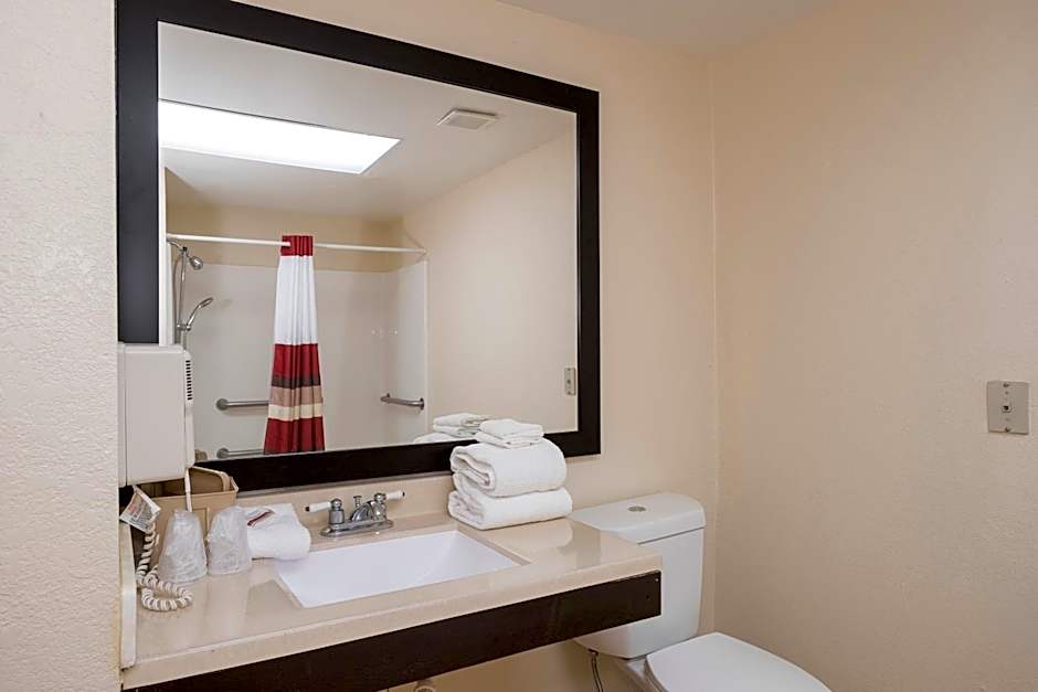 Red Roof PLUS & Suites Opelika