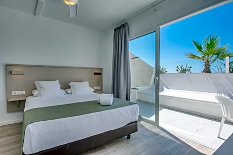 2 Ad+ 1 Chd Partial Sea View