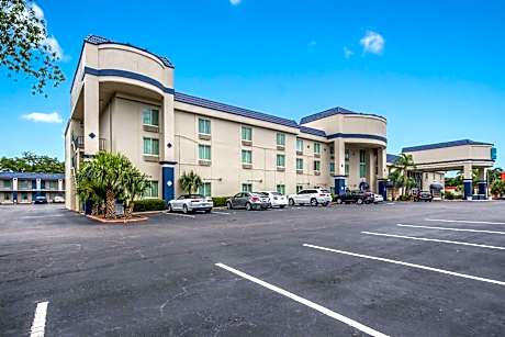 Clarion Inn & Suites Central Clearwater Beach