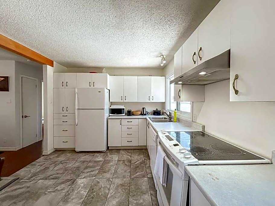 Spacious 5BR home. Close to everything!