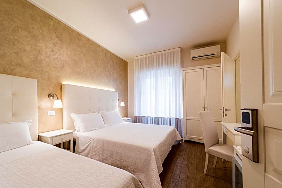 Hotel Soraya - Spiaggia Sawasdee with Beach, Restaurant & Parking