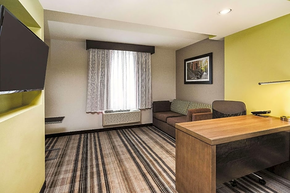 La Quinta Inn & Suites by Wyndham Brooklyn Central