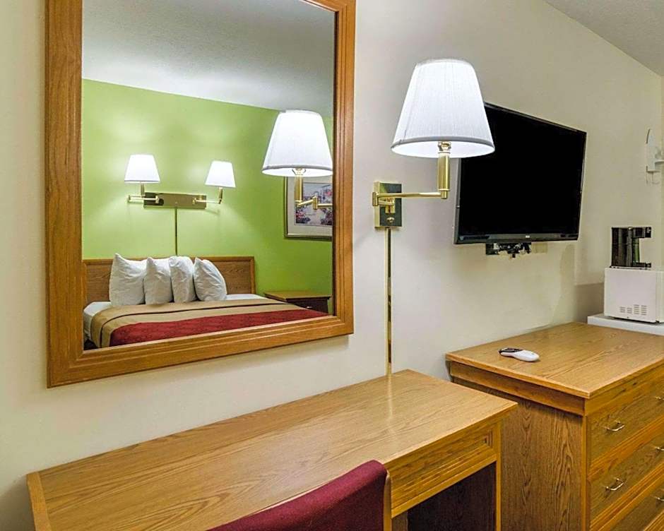 Econo Lodge Lawrence near University