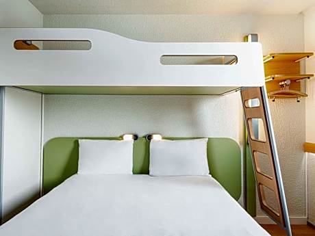 TRIPLE - Room with a large bed and a bunk bed
