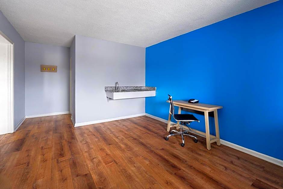 Super 8 by Wyndham Portsmouth - Norfolk
