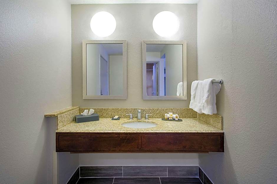 La Quinta Inn & Suites by Wyndham Roanoke Salem
