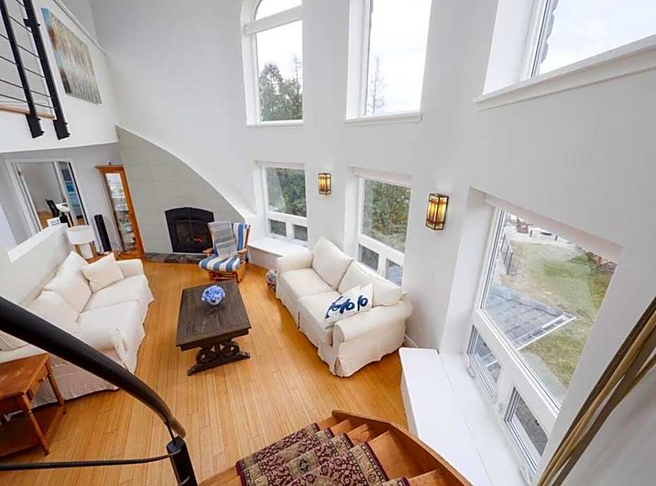 Stunning waterfront w spa dog run