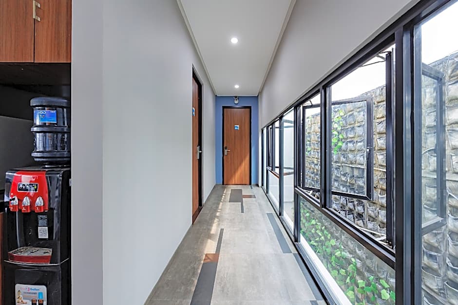 RedDoorz Plus near Radio Dalam 3