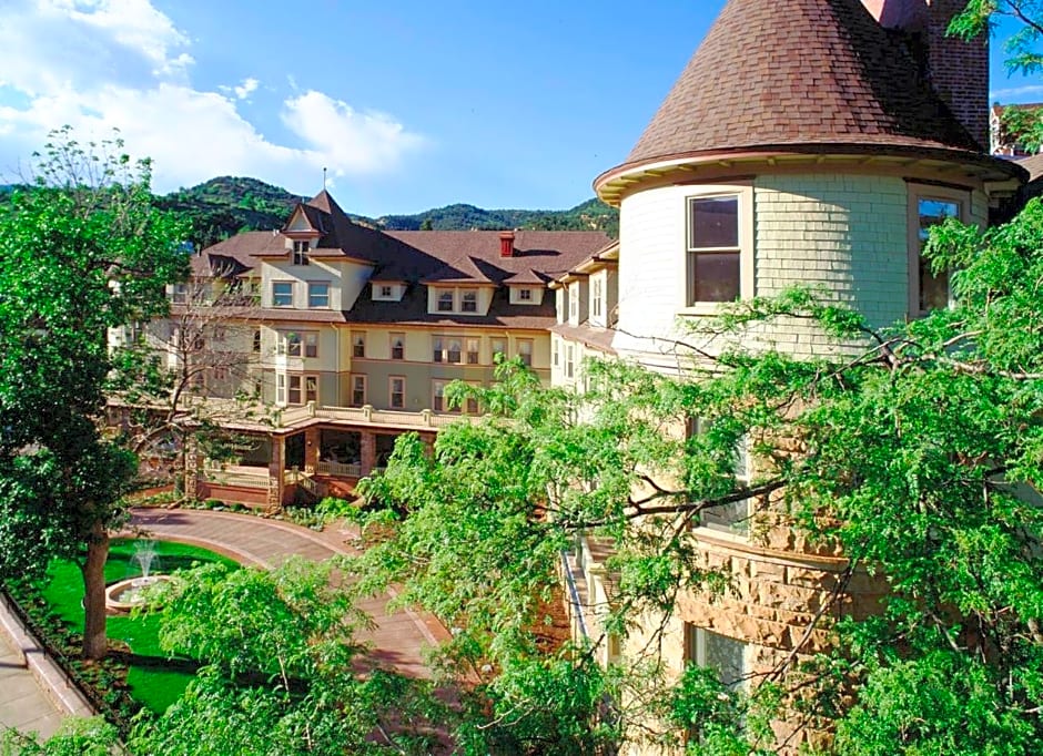 The Cliff House At Pikes Peak