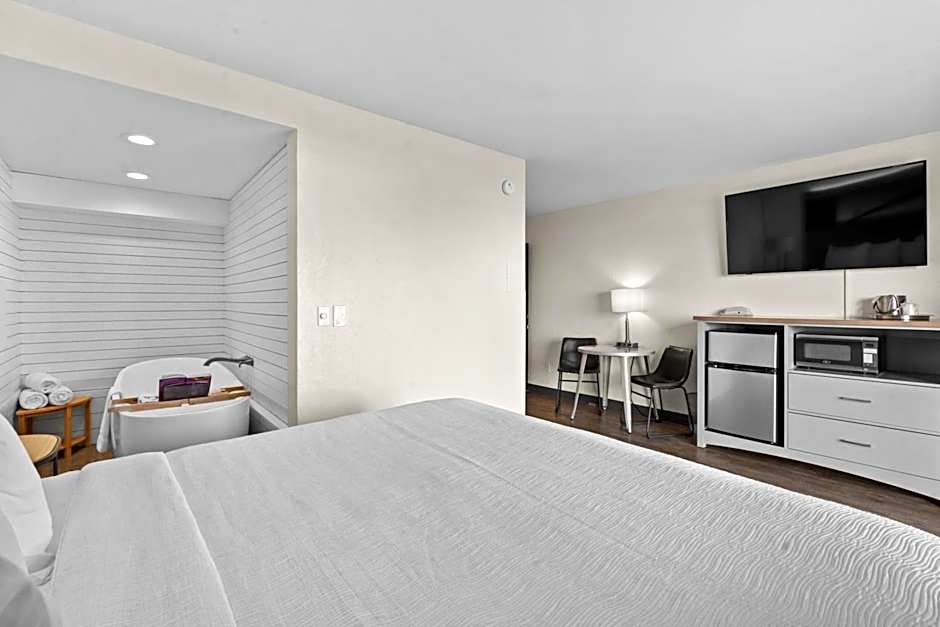 Photo 1 of 7 of Veranda 1 King Bed, Jetted Tub, Beach View