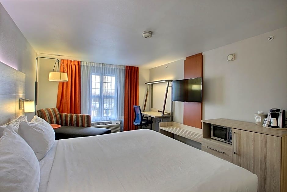 Holiday Inn Express Hotel & Suites Milwaukee Airport By IHG