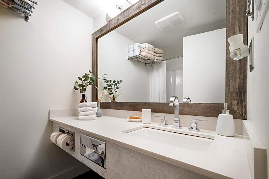 Creekside Oasis 4 Beds Pool and Hot Tub