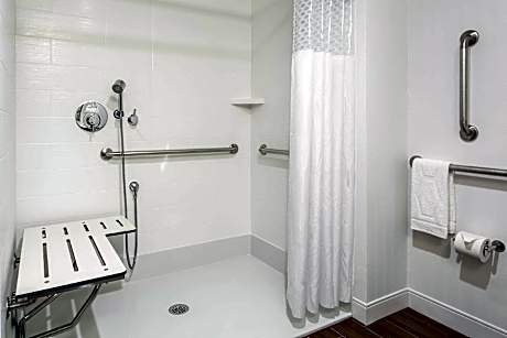 1 KING MOBILITY/HEARING ACC RI SHOWER NOSMOK