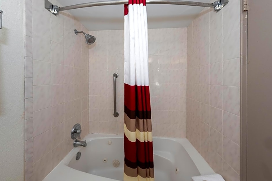 Red Roof Inn PLUS Newark Liberty Airport - Carteret