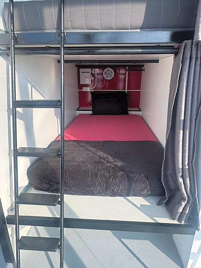Foto 1 di 4 di Bunk Bed