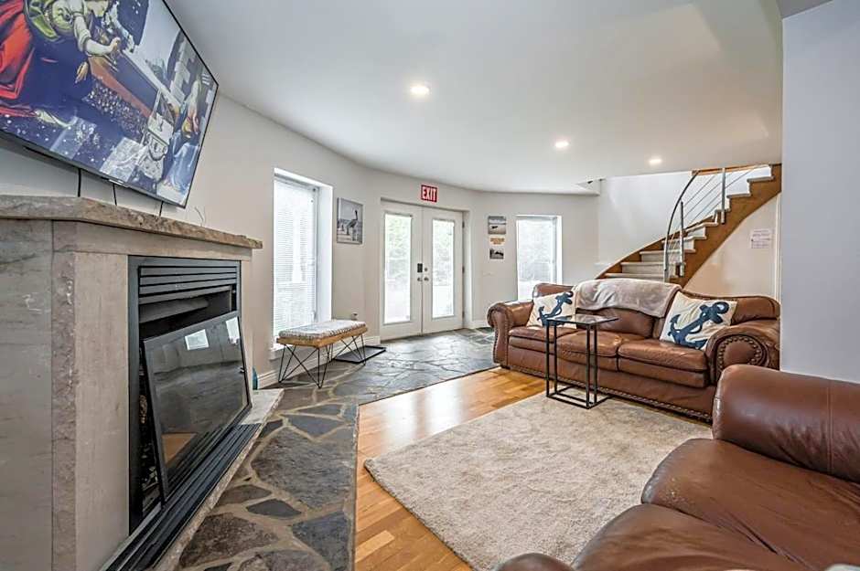 Stunning waterfront w spa dog run