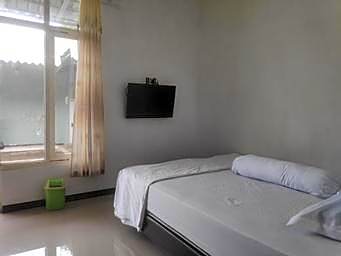 Griya Rahayu Guesthouse Mitra RedDoorz near Jatim Park 2 Batu