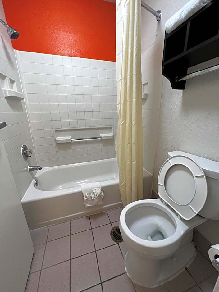 Howard Johnson by Wyndham Houston Heights/Downtown