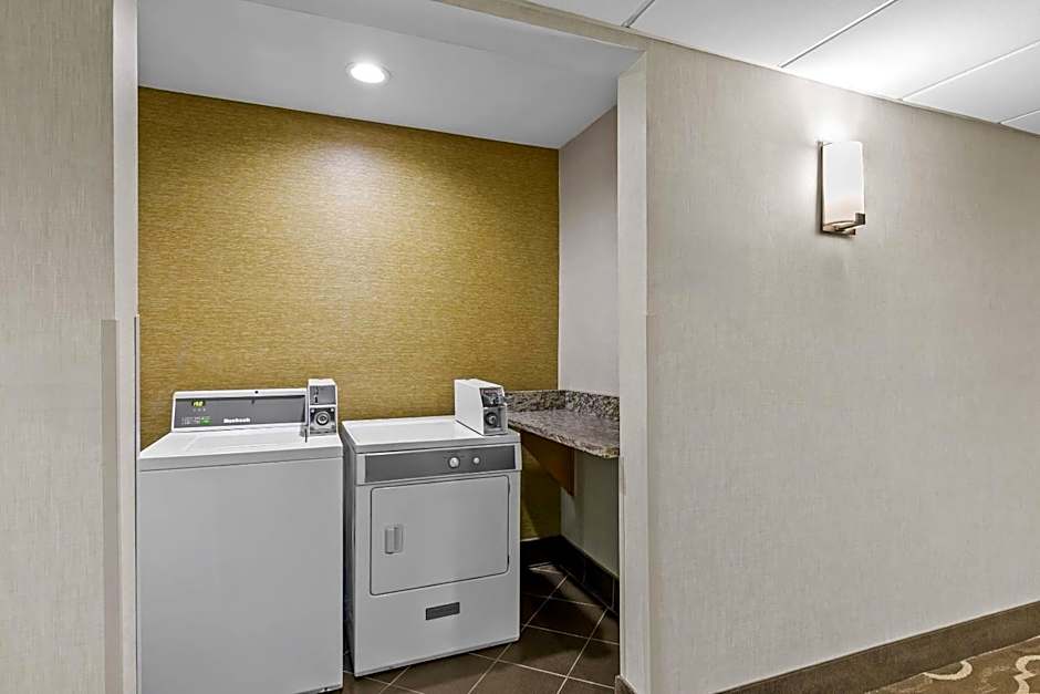 Comfort Inn & Suites Greenwood near University
