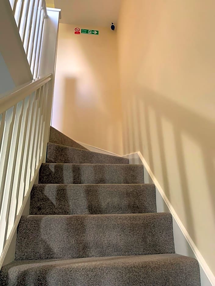 Private Rooms In A Cheerful 4-Bedroom Town House