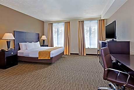 Deluxe King Suite with Queen Bed- Non-Smoking