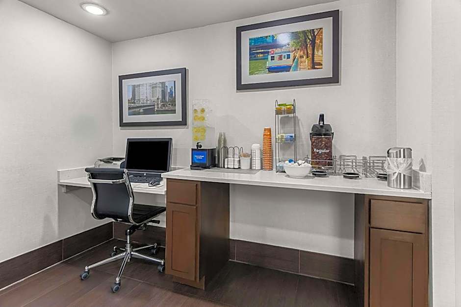 Comfort Inn & Suites near Tinley Park Amphitheater